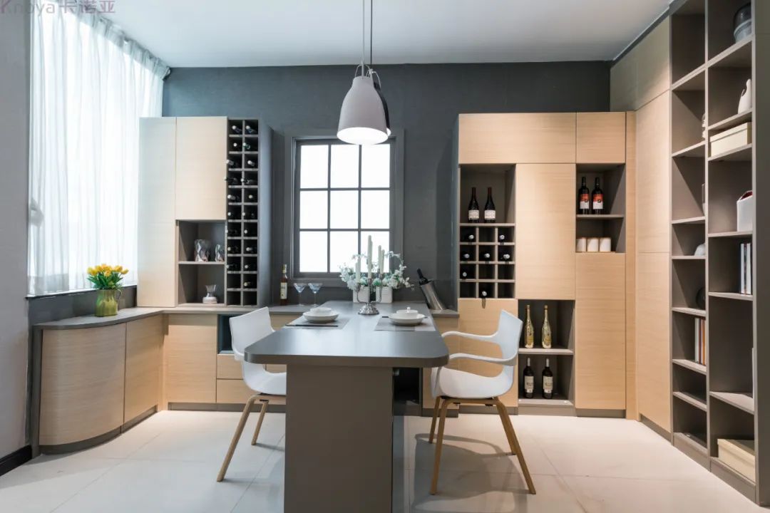 餐边柜和餐桌融为一体,更节省空间 餐边柜和餐桌融为一体,更节省空间