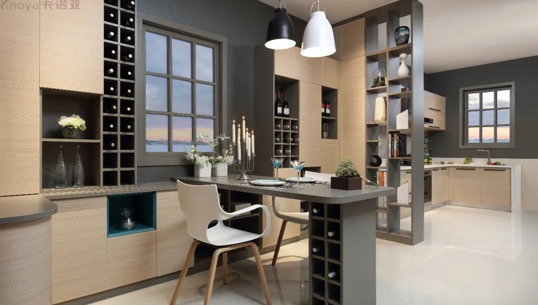 餐边柜和餐桌融为一体,更节省空间 餐边柜和餐桌融为一体,更节省空间