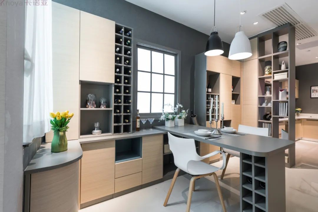 餐边柜和餐桌融为一体,更节省空间 餐边柜和餐桌融为一体,更节省空间