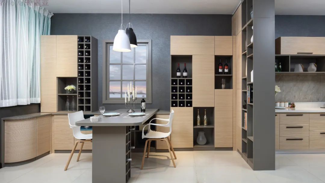餐边柜和餐桌融为一体,更节省空间 餐边柜和餐桌融为一体,更节省空间