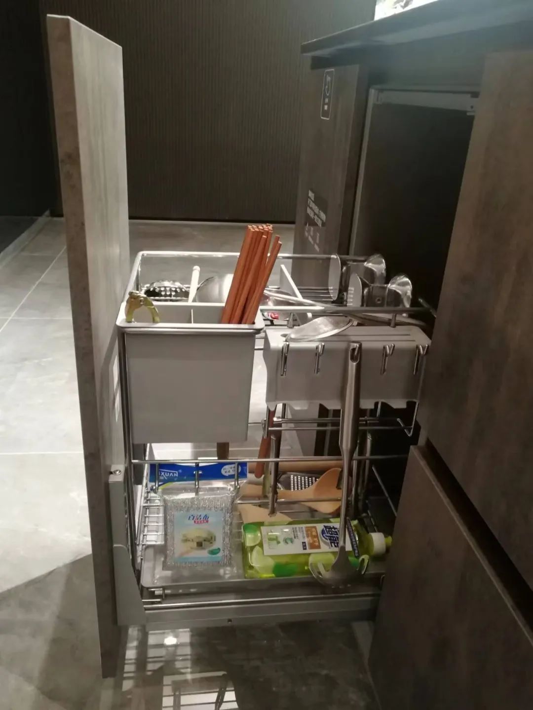 在地柜内加装拉篮是提升空间利用率的好方法 在地柜内加装拉篮是提升空间利用率的好方法